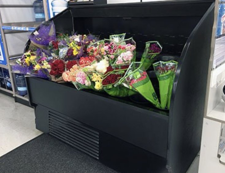 Open-air floral merchandiser with grab-and-go bouquets
