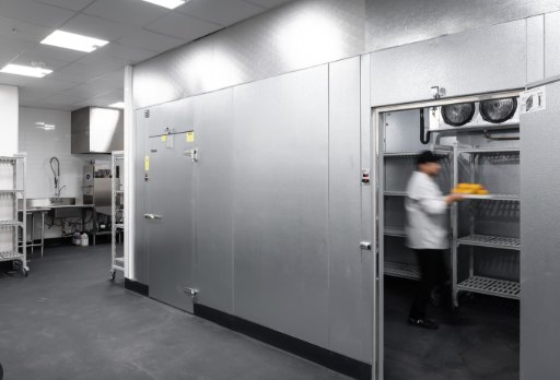 Restaurant walk-in cooler and freezer combo