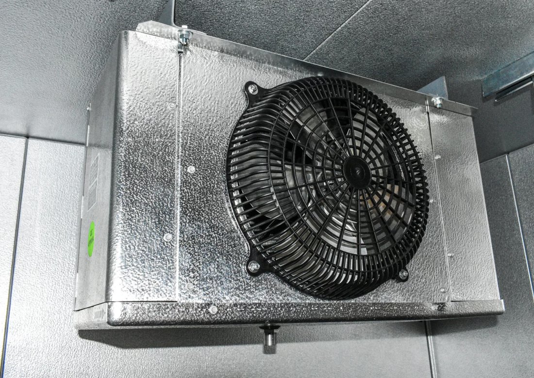 Single-fan evaporator unit cooler in a walk-in